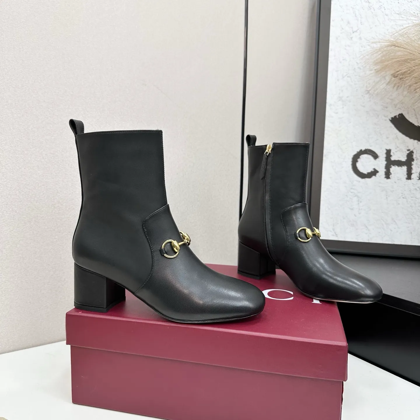 👟👟Ex-factory price 740👟👟 Gucci Gucci 2025G new autumn and winter classic horsebit thick heel short boots. The main series is finally available, and the products are worth looking forward to! Original classics create new designs ✨ Purchasing agent level! Full of high-end feel! A favorite among bloggers at home and abroad, it is retro and fashionable, easy to wear and looks great on your feet! Mainly recommended by the official website, new colors are constantly updated 🆕 ▪️Upper: original calfskin/cloth ▪️Inner lining: imported sheepskin ▪️Outsole: Italian leather outsole ▪️Heel height: 3.5cm ▪️Shoe size: 35-39 (40.41.42 can be customized)